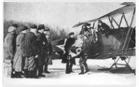 "Лётчики 105-го авиаполка вывозят раненых партизан" (Нажмите для просмотра увеличенного изображения)